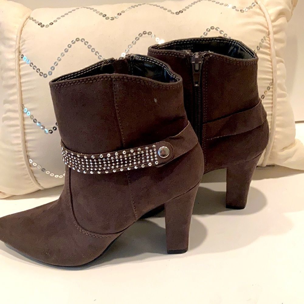 Ann Marino Ankle Booties 6 new